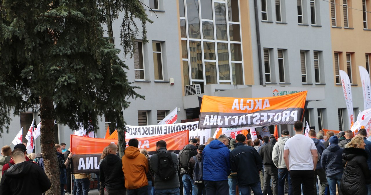 Protest przed Hutą Łabędy. Związkowcy żądają inwestycji i nowej przyszłości dla zakładu