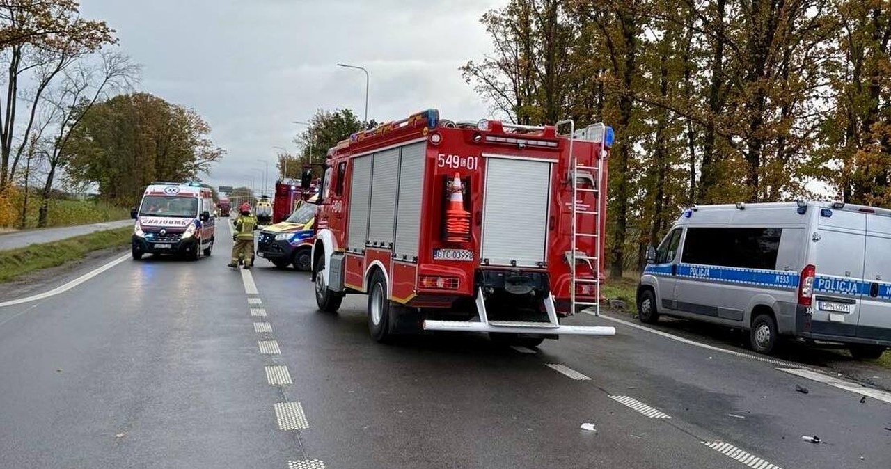 Osobówka zderzyła się z busem. Śmiertelny wypadek w Pomorskiem