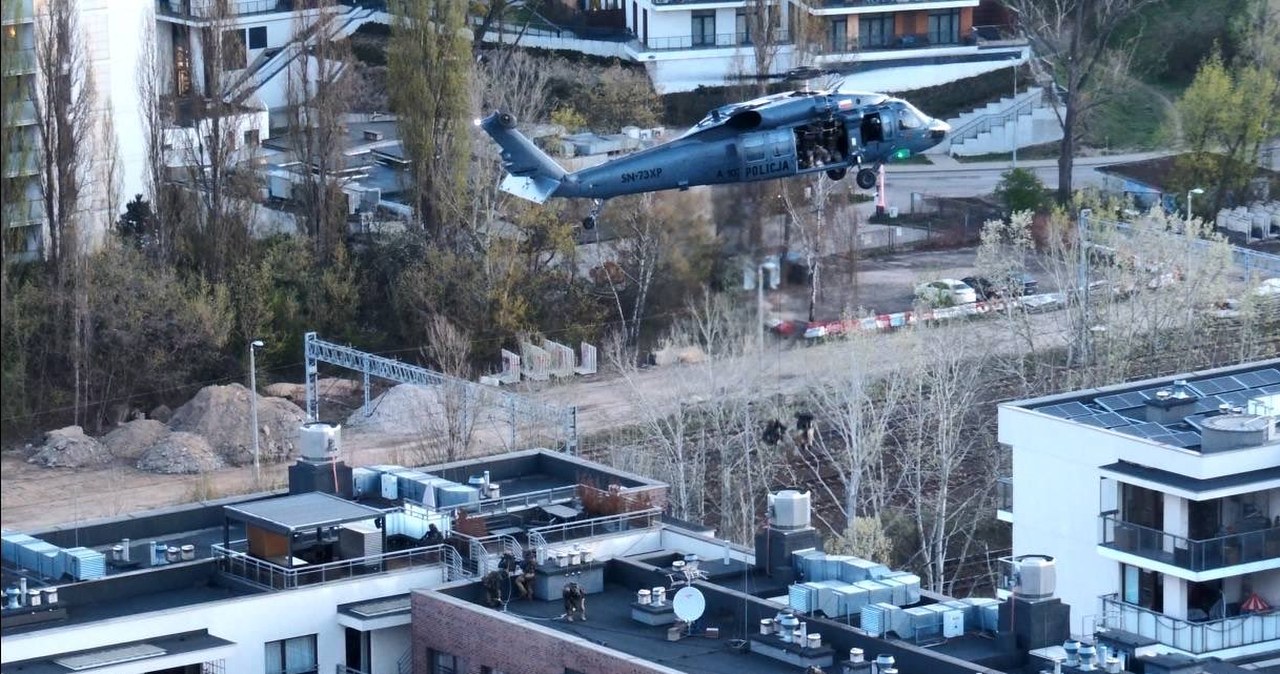 Ciemny śmigłowiec nad Warszawą, kontrterroryści na dachu. Wielka akcja policji