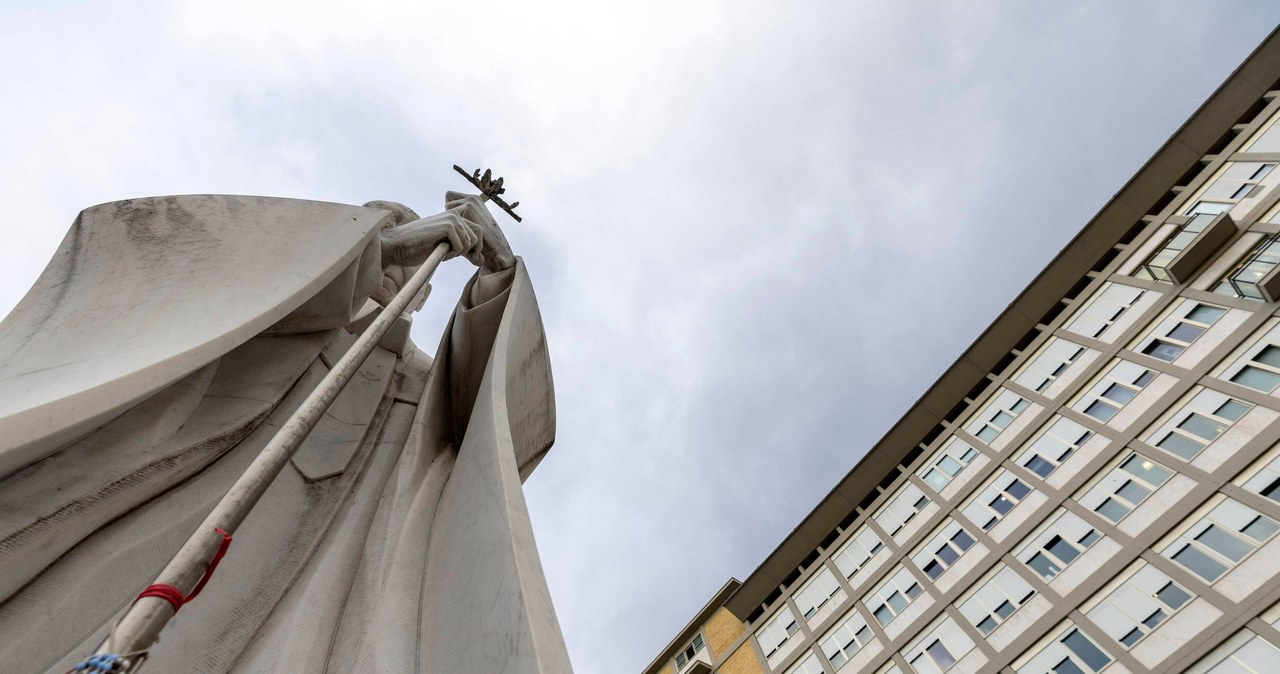 "Informacje są sprzeczne". Co tak naprawdę dzieje się ze zdrowiem papieża Franciszka?