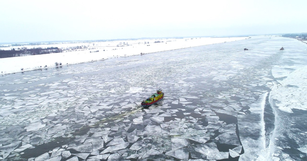 Lodołamacze na Wiśle walczą z lodem. Pogoda może przeszkodzić