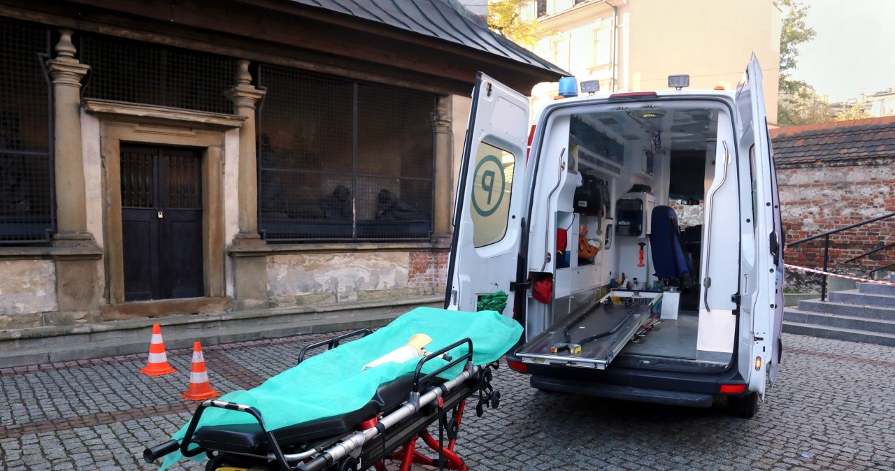 Brutalny atak na ratowników medycznych w Wejherowie. 19-latek zniszczył też nosze