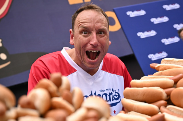 Zjadł 66 hot dogów w 10 minut i obronił „Pas Musztardowy”