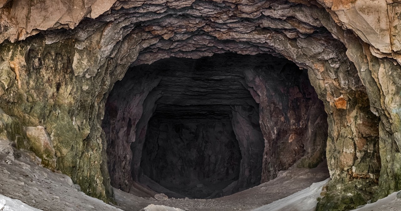 Grotołaz zsunął się do wąskiej szczeliny. Akcja goprowców w jaskini