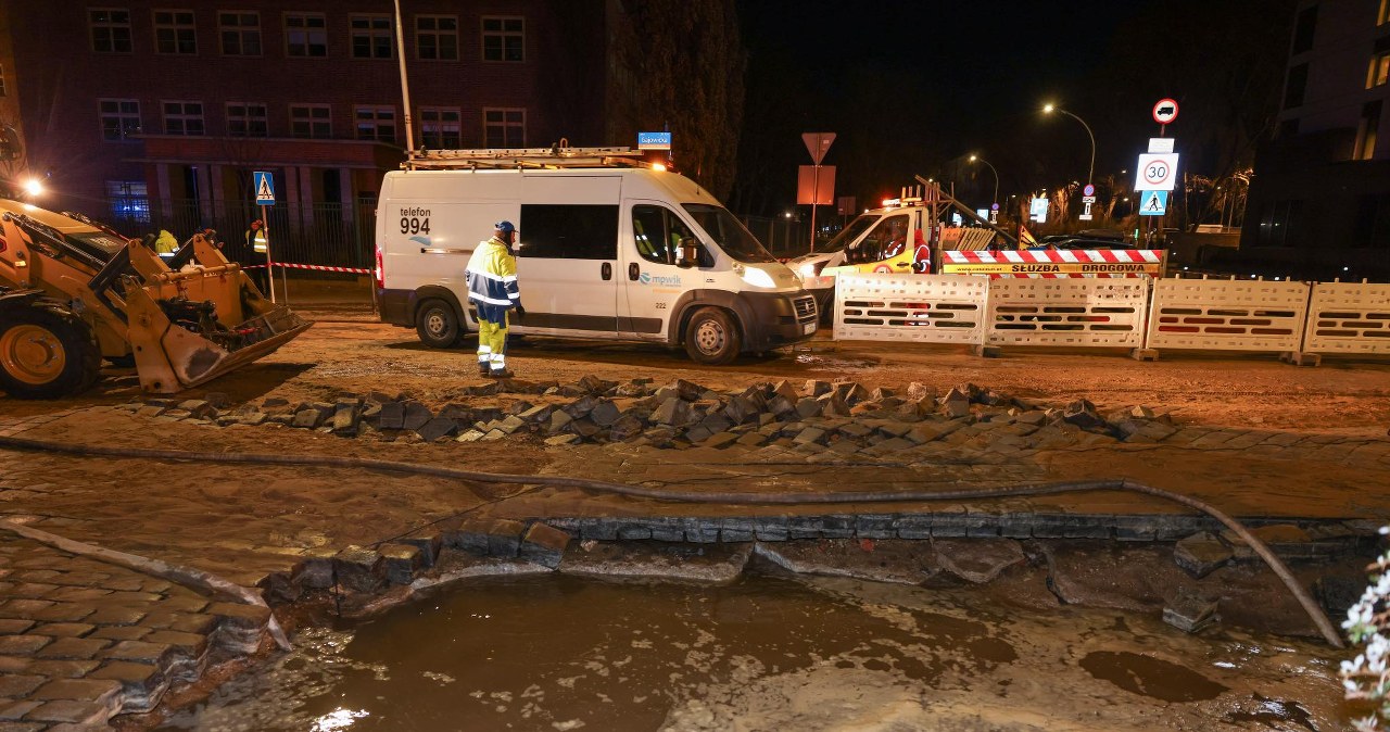 Awaria wodociągu we Wrocławiu. Woda zniszczyła ulicę, powstała wyrwa jak krater
