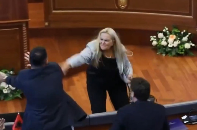 „Wstydź się”. Posłanka wpadła w szał i obrzuciła premiera jajkami