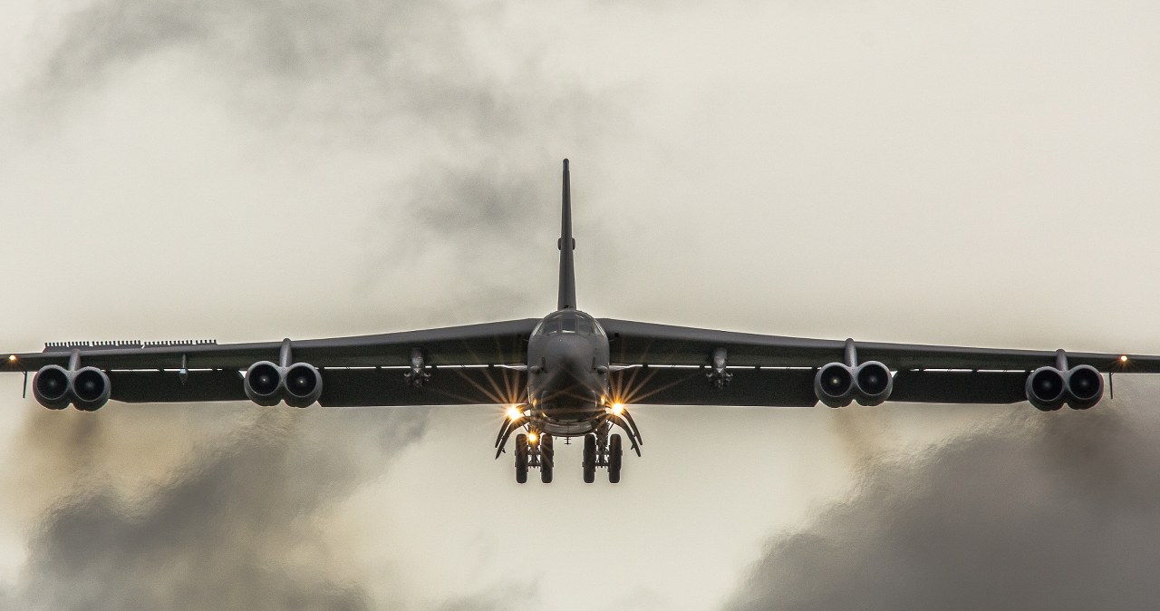 Bombowiec B-52 rozbił się w Kalifornii. Zginęło 8 osób