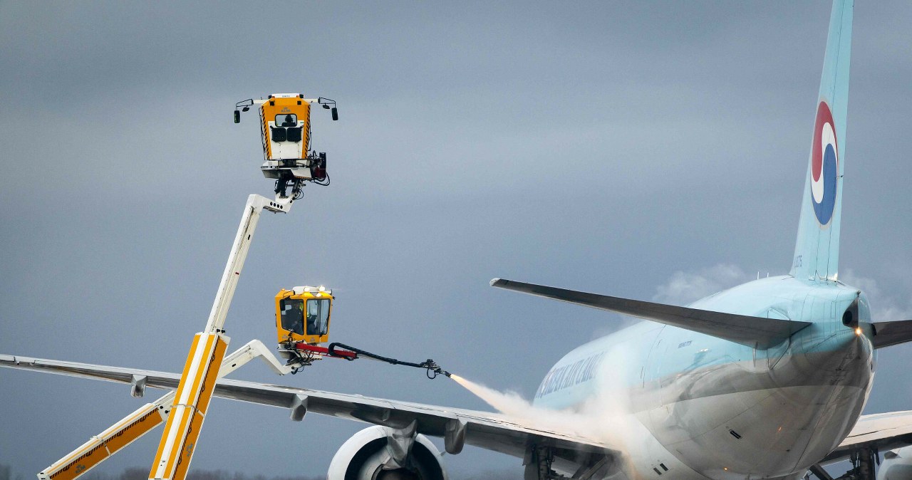 Paraliż w Holandii. Loty odwołane, chaos na kolei i drogach, zamknięte szkoły