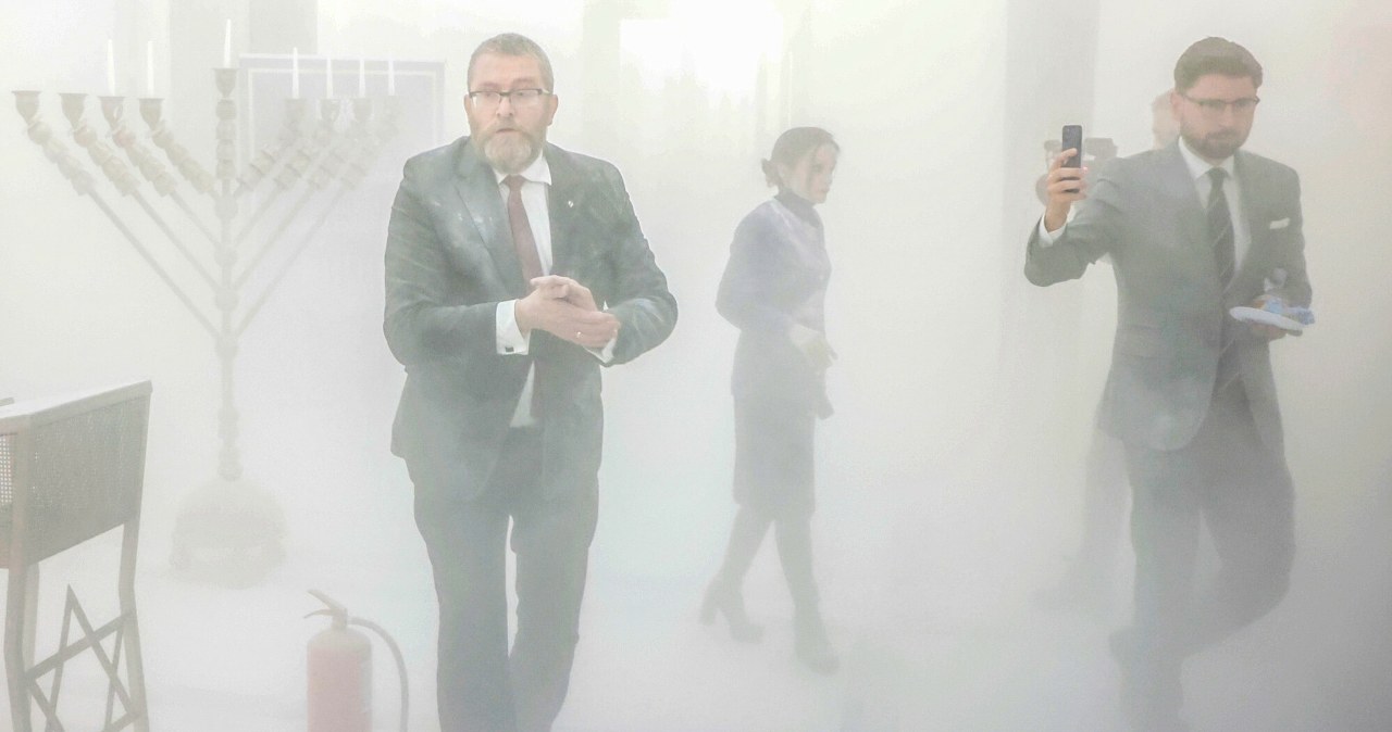 Gaśnica i świece chanukowe. Jutro ma ruszyć proces Grzegorz Brauna