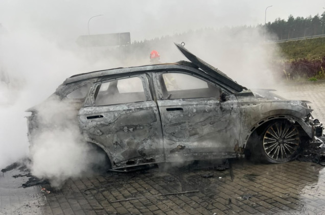 Dramatyczne chwile na S19. Spłonął chiński samochód, policjanci uratowali rodzinę z 7-letnim dzieckiem