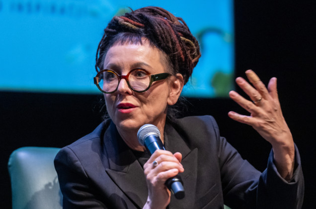 Olga Tokarczuk robi furorę na Wyspach. Książka pisarki trafiła na listę wszech czasów
