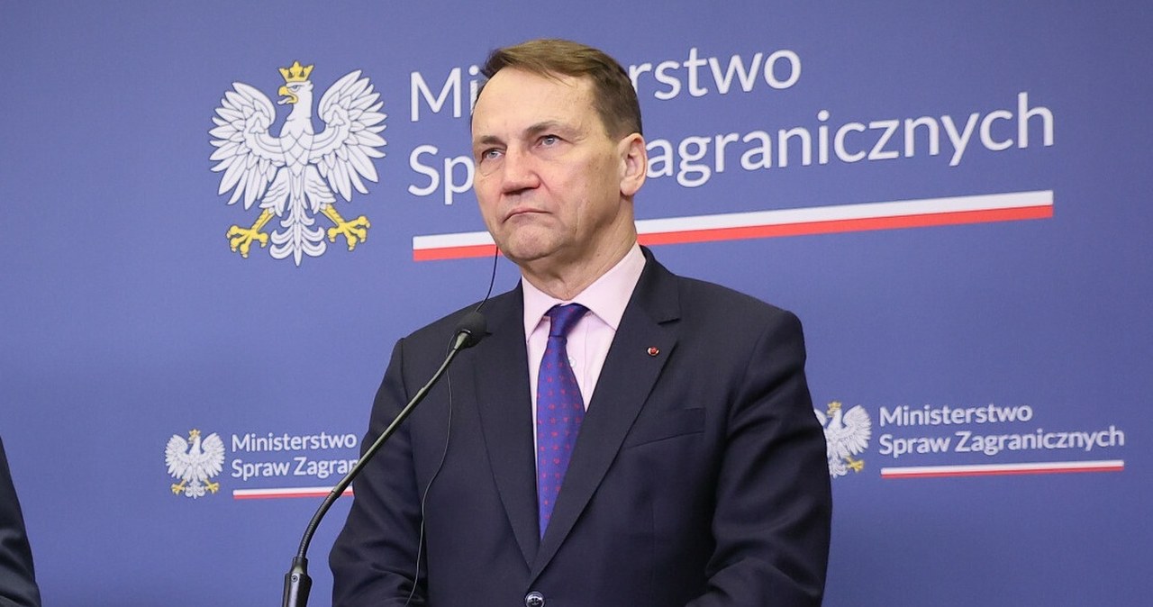 "Od początku bardzo nietypowa". Sikorski komentuje wizytę Nawrockiego na Węgrzech
