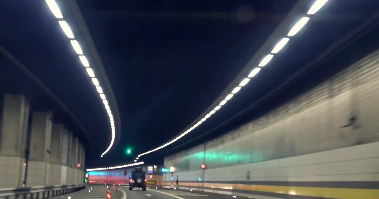Szaleńczy rajd w tunelu. Pijany motocyklista wyprzedził 47 pojazdów