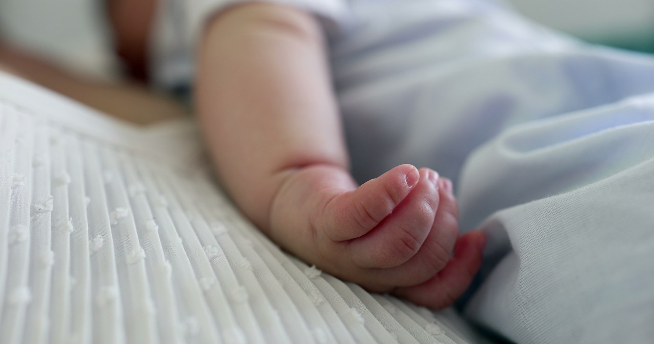 Była cała sina i nie oddychała. Policjanci ratowali 6-tygodniową dziewczynkę