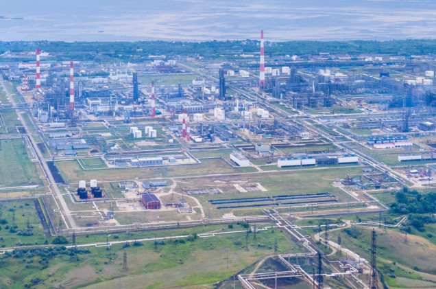 Jedna z największych rafinerii w Rosji w ogniu. Ukraińcy dopadli też „flotę cieni”