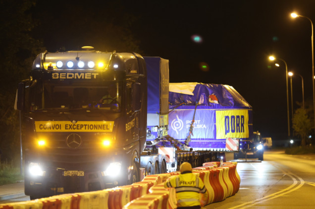 Nocny transport giganta. 169-tonowa maszyna dotarła do Łodzi
