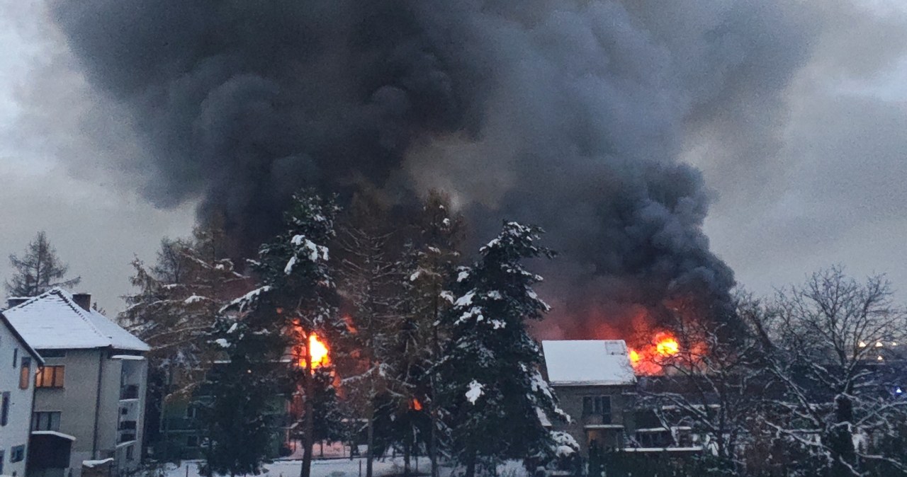 Duży pożar magazynu w Skawinie. Apel o zamknięcie okien