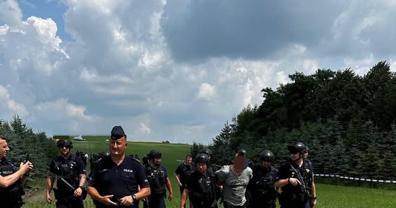 ​Były policjant przyznał się do zabicia teścia i ranienia teściowej. Trafił do szpitala