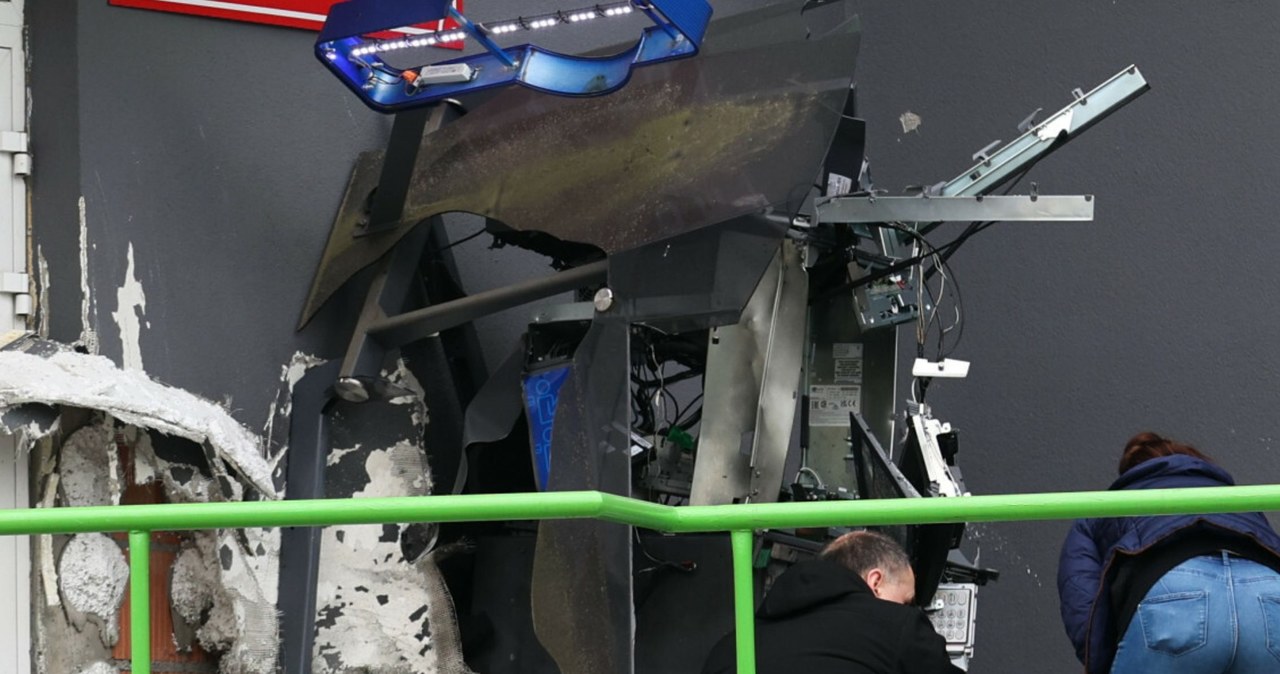 Złodzieje wysadzili bankomat w Krzeszycach. Policja bada sprawę