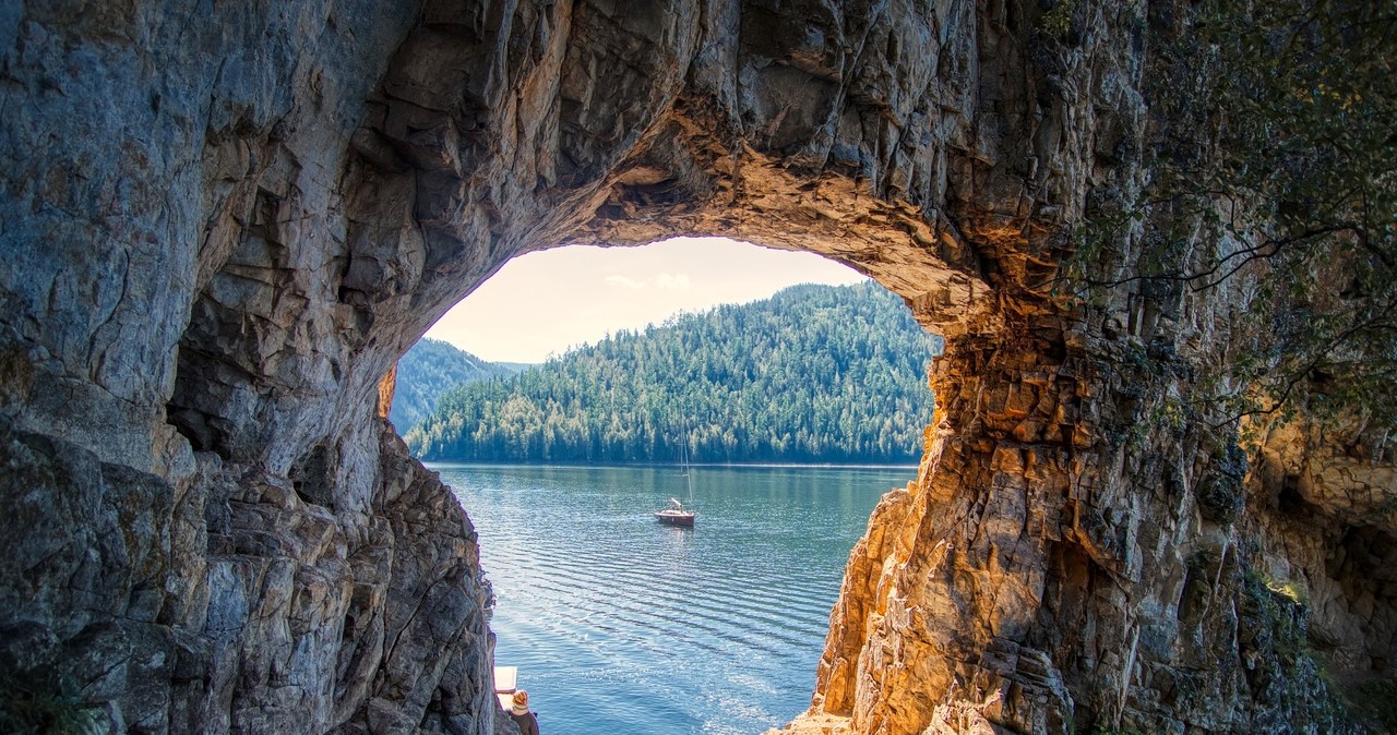 Egzotyczne plaże czy górskie szlaki? Gdzie warto pojechać w sierpniu?