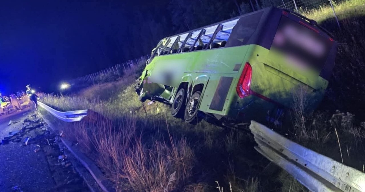 Ciężarówka przebiła barierę i uderzyła w autokar. Są ranni