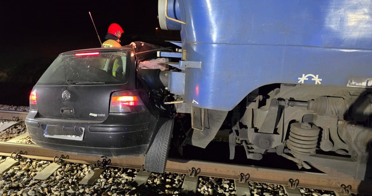 Pociąg staranował auto na przejeździe kolejowym. Kierowca uciekł