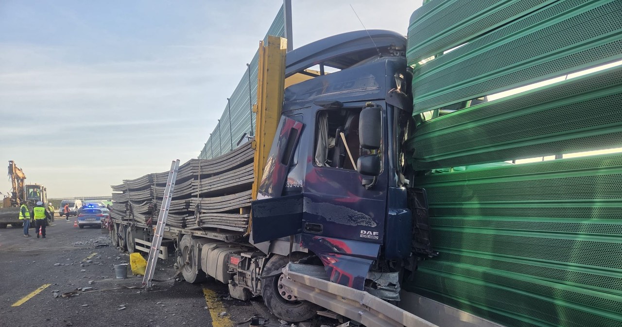 Ciężarówka z betonowymi płytami uderzyła w bariery. Wypadek na S7