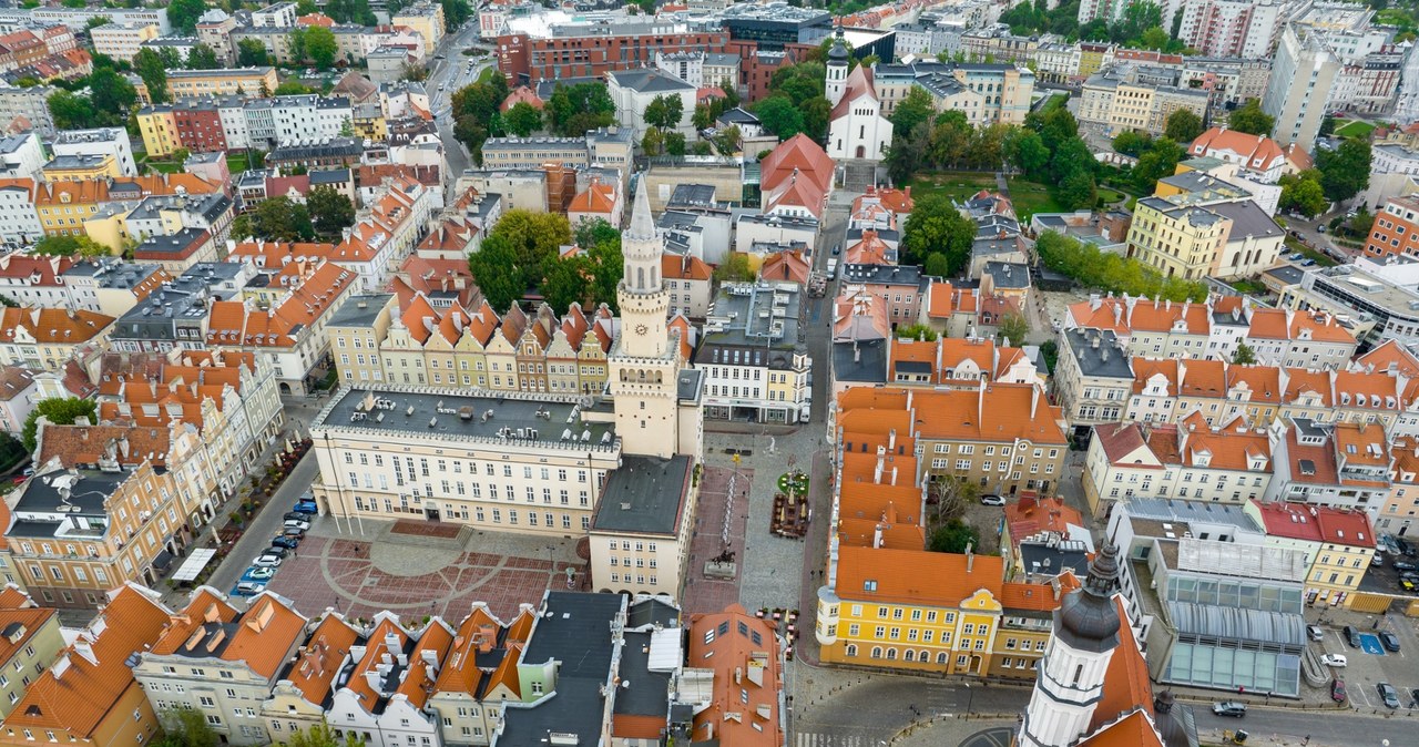 Przetrzymywał nastolatków w aucie i groził im nożem