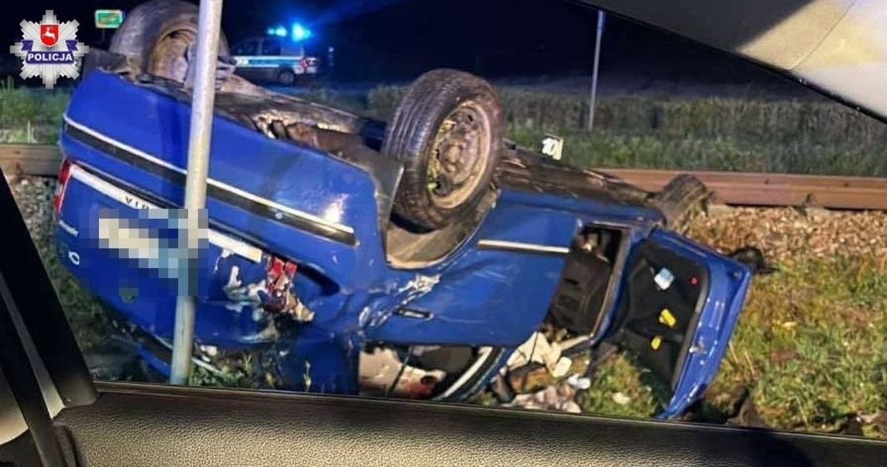 Wypadek na przejeździe kolejowym. Zignorował znak STOP i wjechał w szynobus