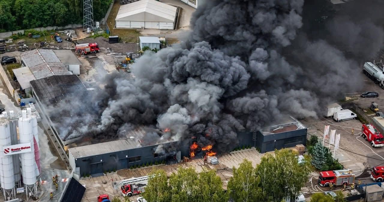 Potężny pożar hali w Siemianowicach Śląskich. "Nie otwieraj okien"