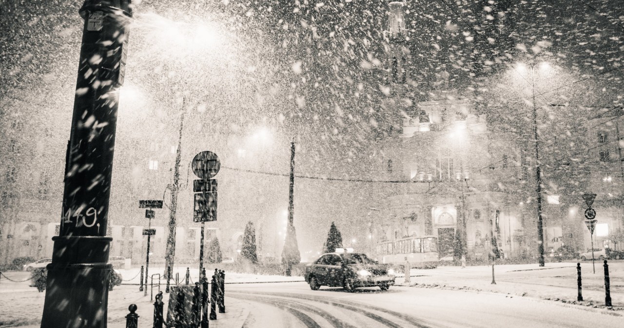 Śnieg nad Warszawą. Alert RCB, wzmożenie na drogach, brak ciepła na Pradze
