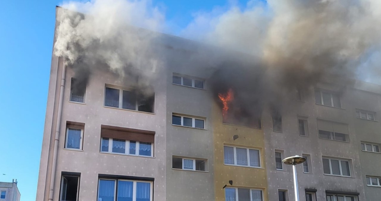 Kłęby dymu w Kościanie. Dwóch rannych po pożarze w bloku