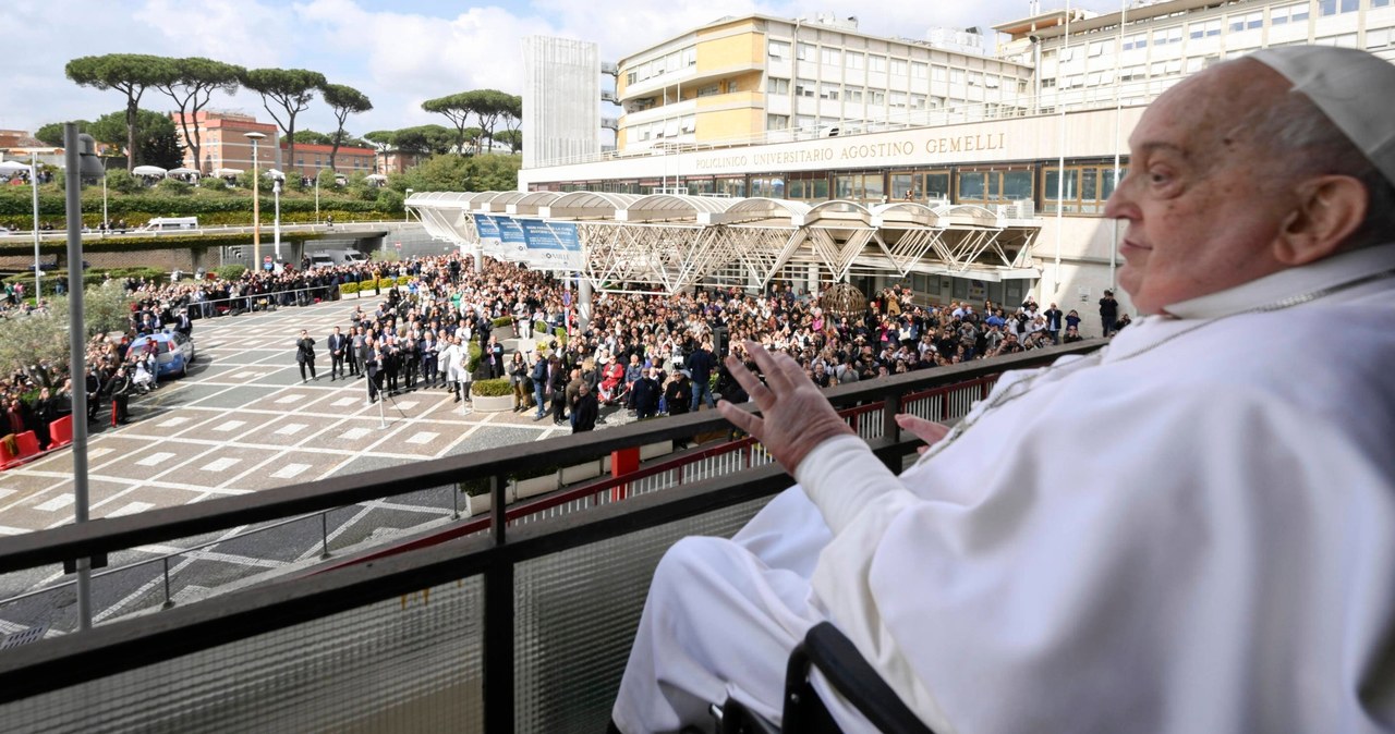 "Odpoczywa, nikogo nie spotyka". Papież Franciszek wraca do zdrowia