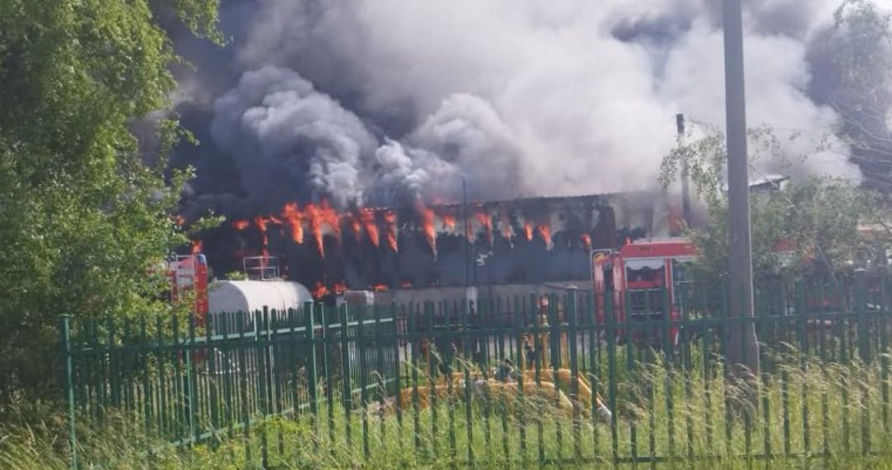 Pożar składu opon w Lubelskiem. Strażacy apelują