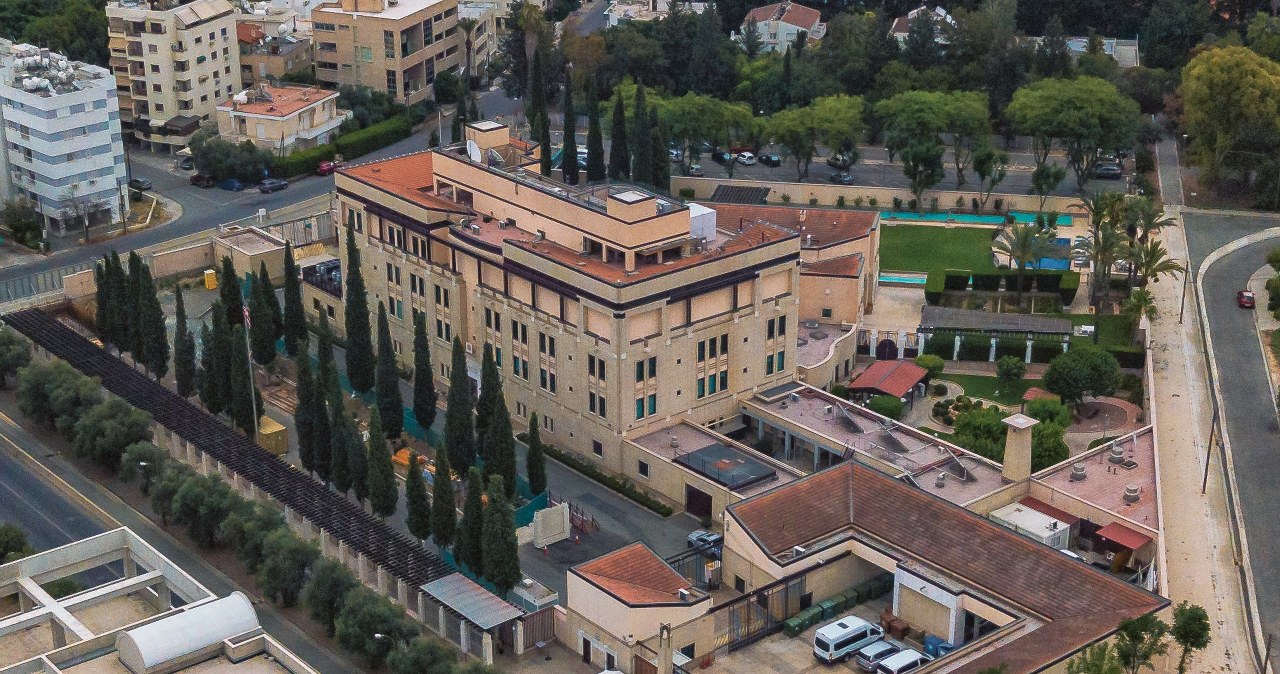 Amerykanie wycofują część personelu dyplomatycznego z Cypru. W tle ataki Iranu