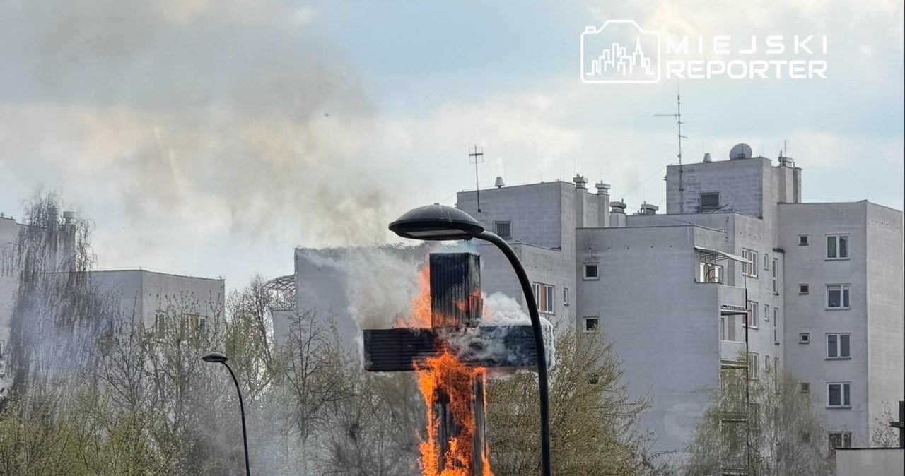 Pożar krzyża papieskiego w Warszawie. Policja ujawnia prawdopodobną przyczynę