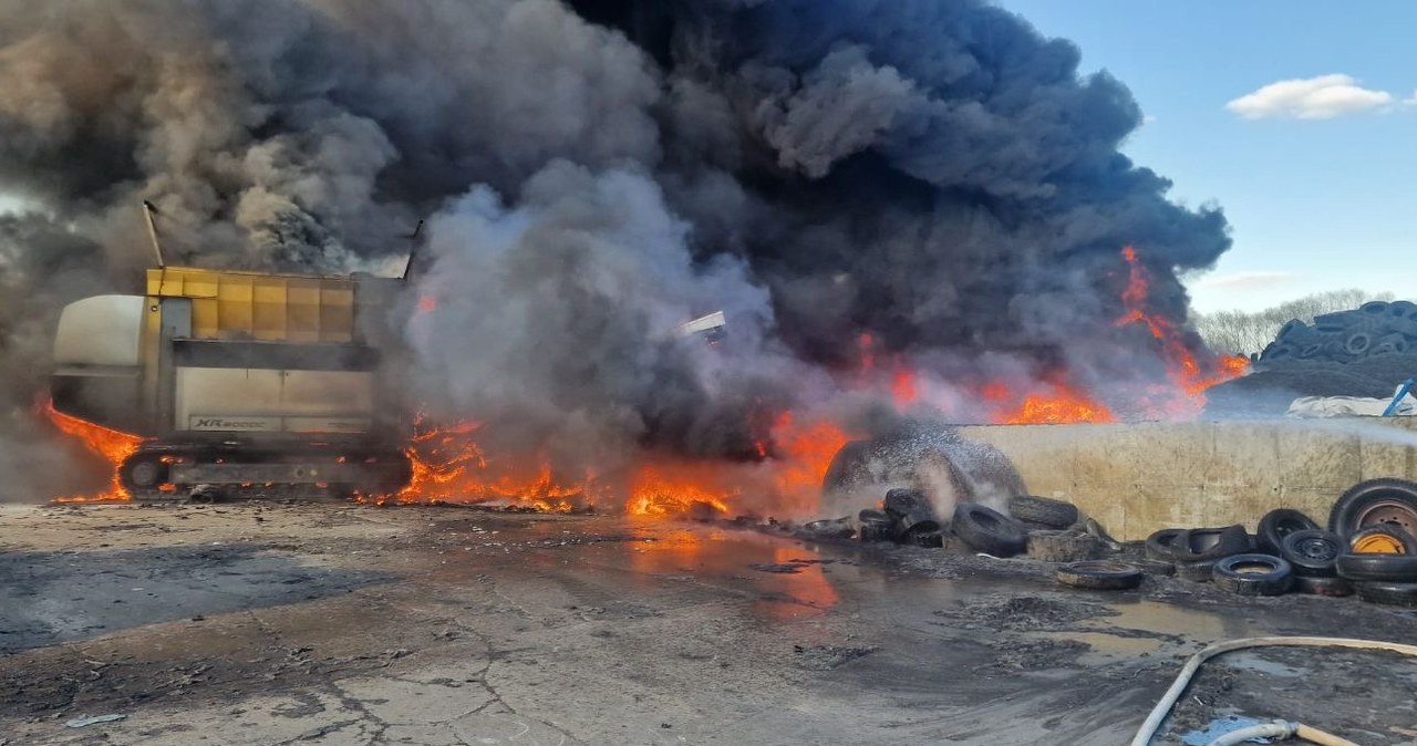 Duży pożar w Rożentalu. Ogień w zakładzie utylizacji opon