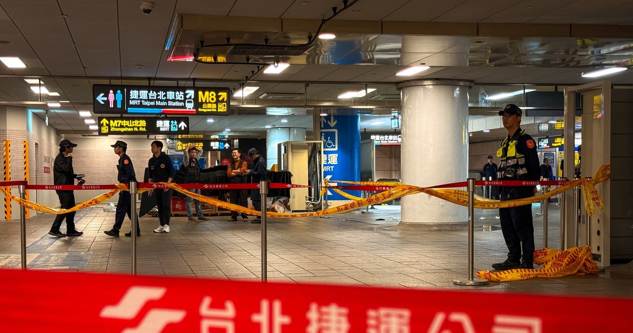 Użył granatów dymnych, a potem zaczął dźgać. Są zabici i ranni