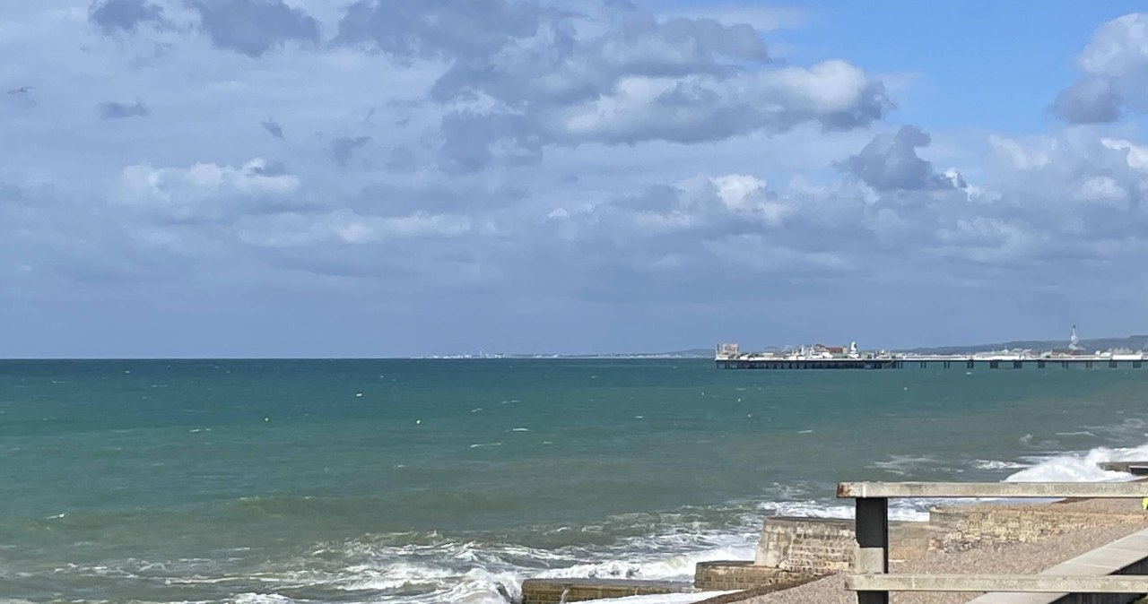 Ciała trzech młodych kobiet dryfowały w morzu. Tragedia na plaży w Brighton