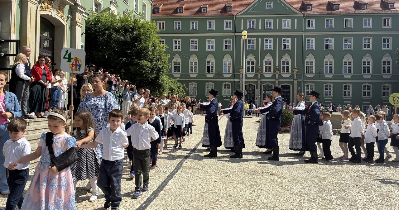 Najmłodsi Szczecinianie pożegnali przedszkole tanecznym krokiem
