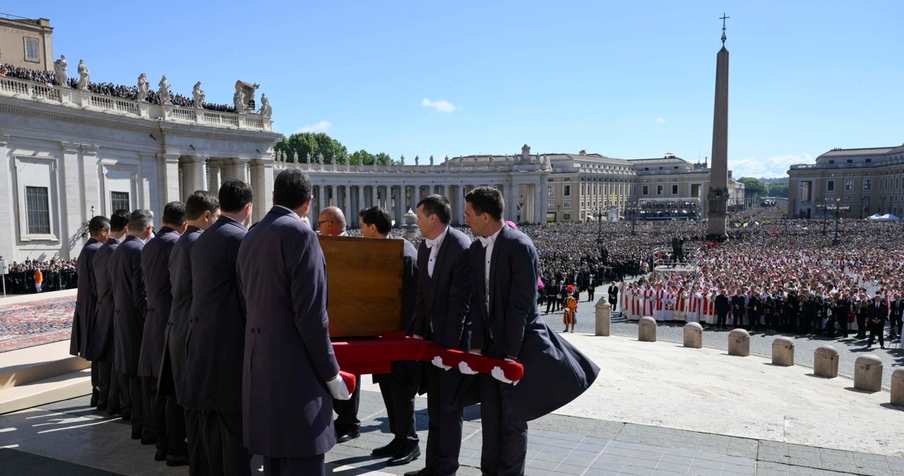 Ostatnia droga Franciszka dobiega końca. Papieża żegna dźwięk dzwonów [RELACJA]