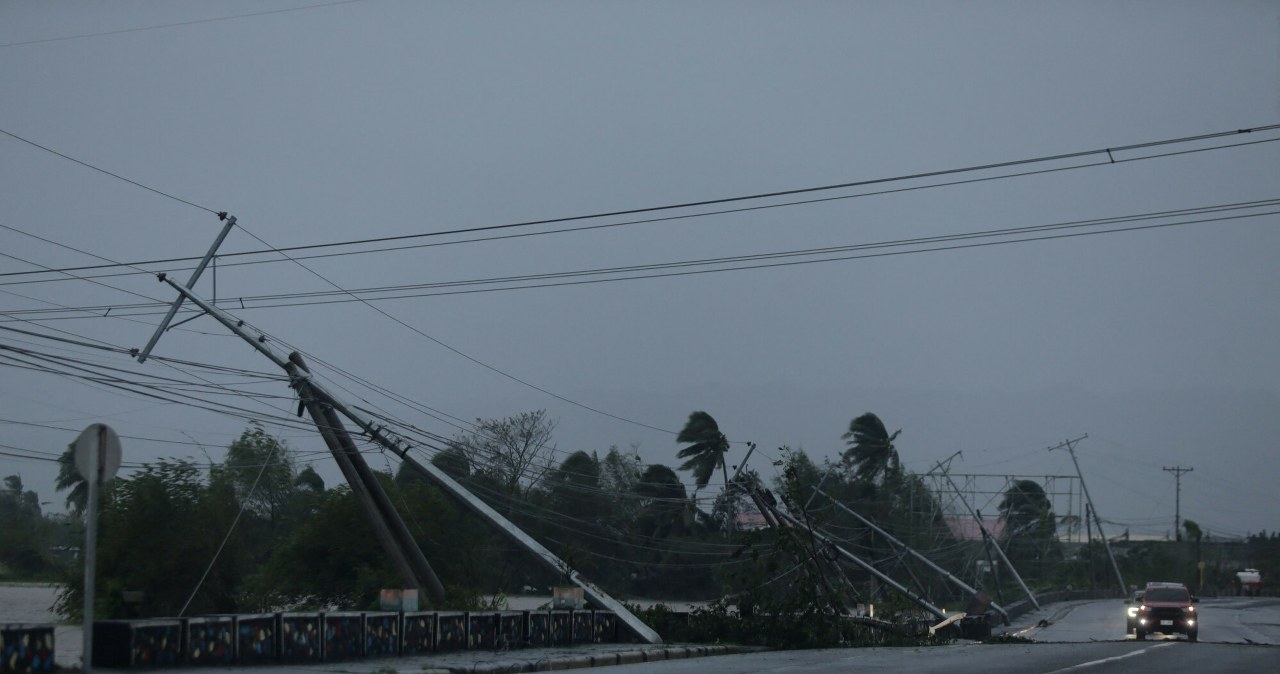 ​Tajfun uderzył w główną wyspę Filipin. Nagrania przerażają