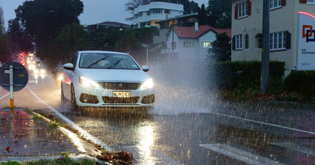 Odwołane loty, zamknięte szkoły, brak prądu. Burze paraliżują Nową Zelandię