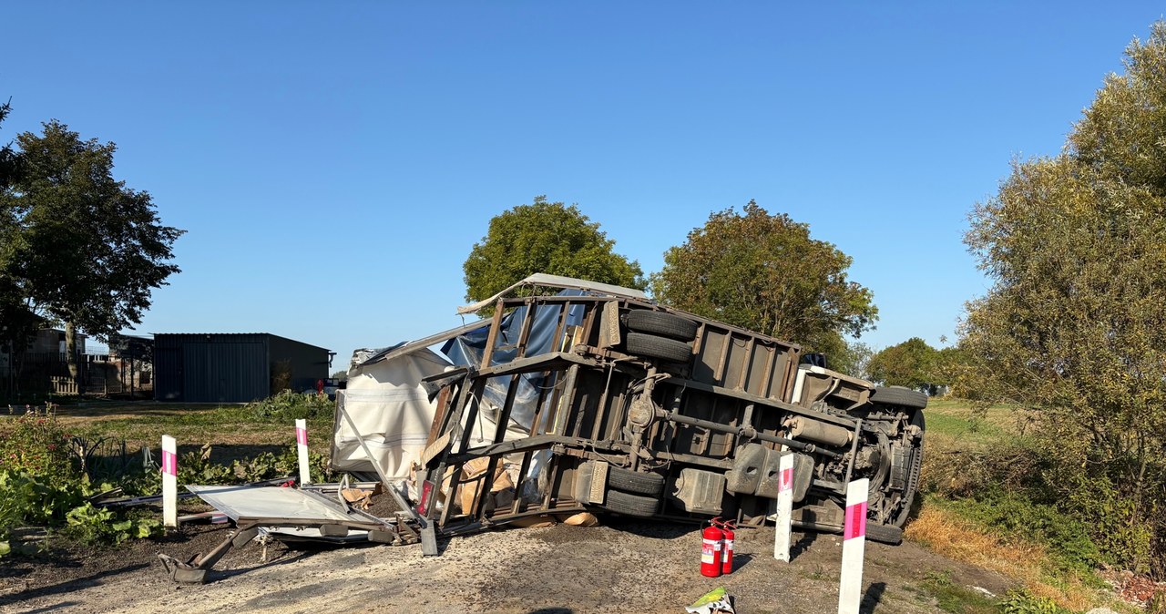 Zderzenie ciężarówki z pociągiem w Książkach. Można mówić o cudzie