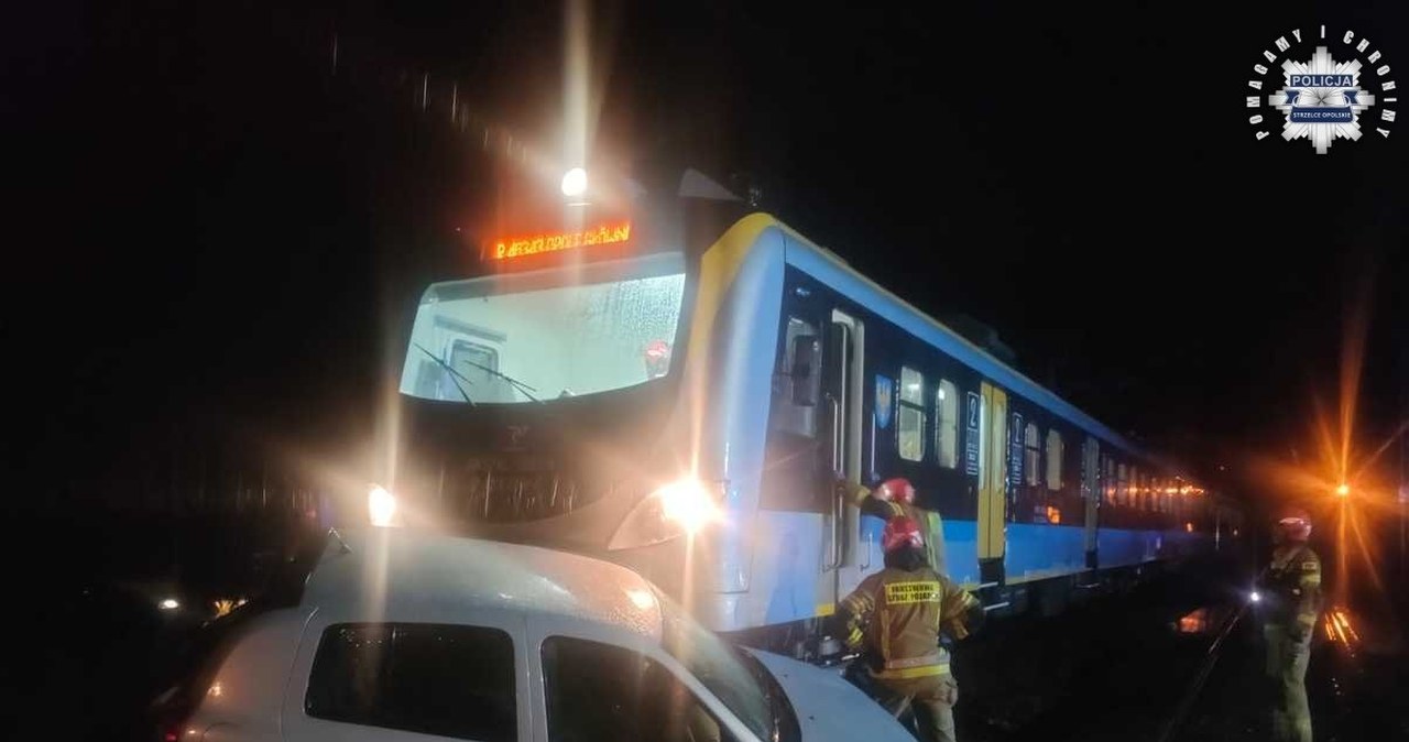 Wjechała na tory. Uciekła z auta, w środku zostawiła śpiącego pasażera