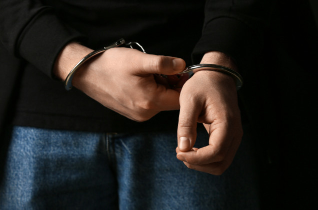 „Mówił, że mu przykro”. Zarzuty dla ojcobójcy z Trzcianki, który ruszył z mieczem na policjantów