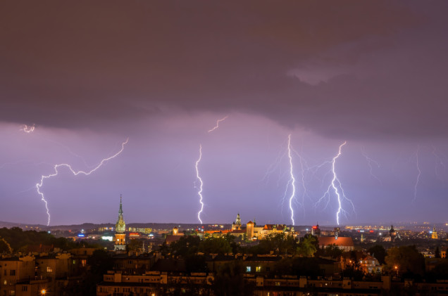 Nadciągają burze z silnym wiatrem i gradem. IMGW wydał alert dla 7 województw