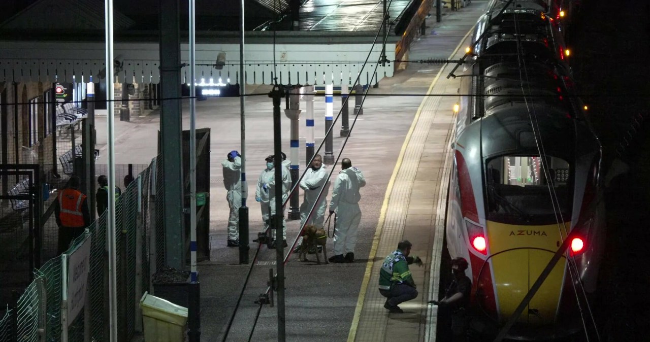 Bohaterski członek załogi bronił pasażerów przed nożownikiem. "Dzięki niemu żyją"