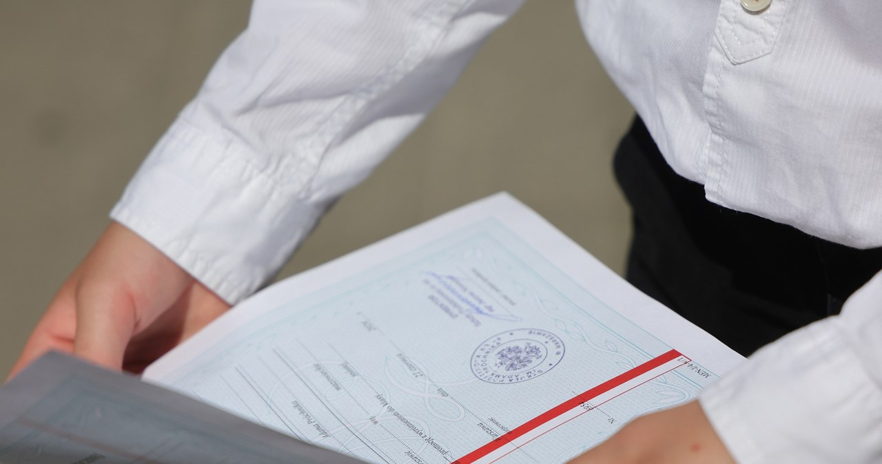 Czerwony pasek na świadectwie - co oznacza i jakie otwiera przed Tobą drzwi?