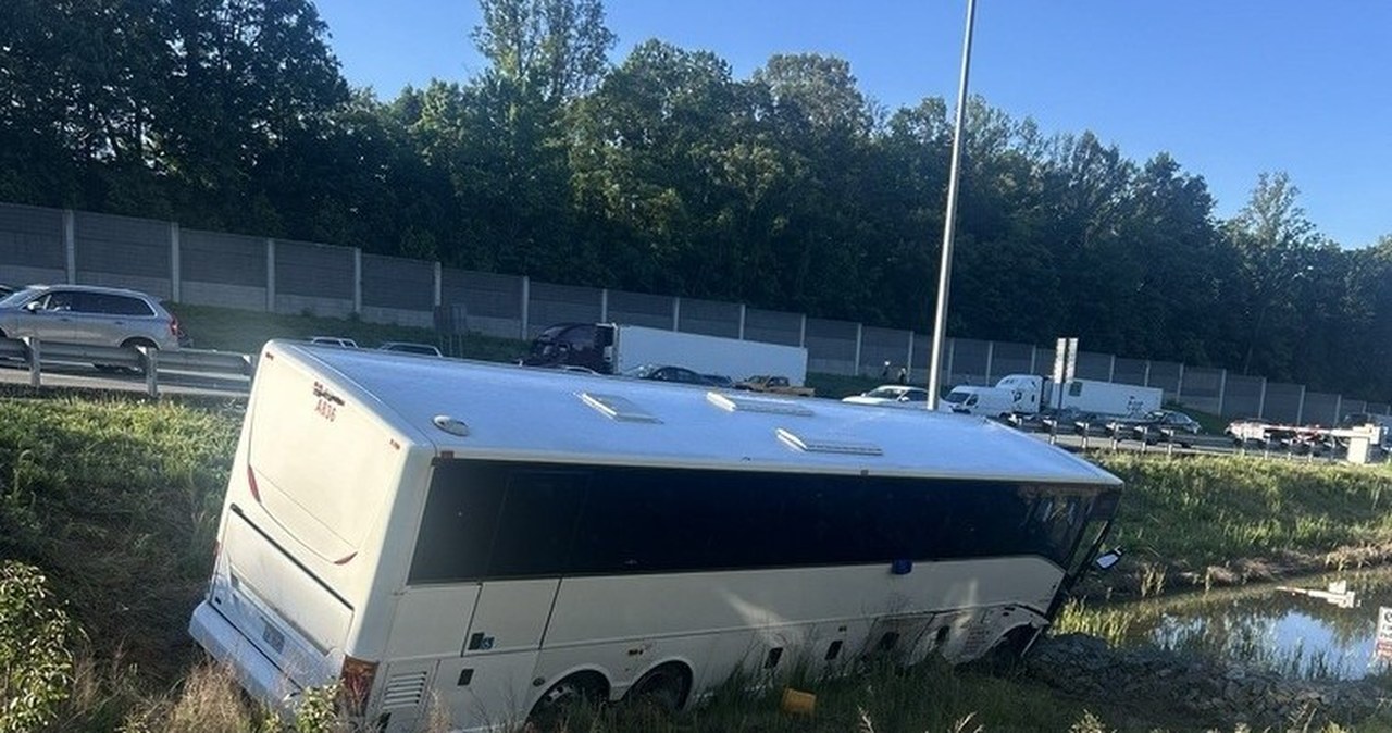 ​Kierowca autokaru nie zwolnił i uderzył w 6 aut. Wiele ofiar wypadku w USA